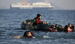 اصطدم قارب يقل مهاجرين بسفينة تابعة لخفر السواحل اليونانيين