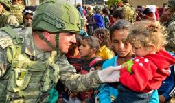 جندي تركي مع أطفال - الدفاع التركية