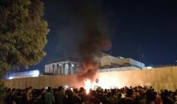 المحتجون رموا مبنى القنصلية بزجاجات حارقة
