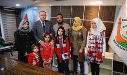 التقى أردوغان بعائلة الطفل في بلدية شانلي أورفة جنوبي تركيا