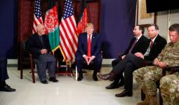 ترامب خلال اجتماعه بالرئيس الأفغاني خلال الزيارة