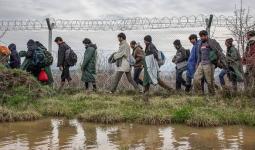 مجموعة مهاجرين يحاولون عبور الحدود اليونانية
