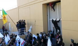 محاولات المتظاهرين العراقيين اقتحام السفارة الأمريكية في بغداد