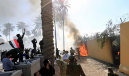 لحظة اندلاع النيران عند أسوار السفارة الأمريكية في العراق