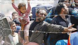 النازحون السوريون إلى الحدود مع تركيا