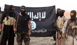 عناصر من تنظيم داعش مع الراية السوداء