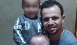 السوري الضحية محمد الموسى برفقة أبنائه