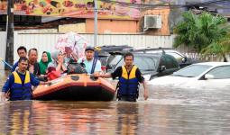 اعمال الإنقاذ للمواطنين خلال فيضانات في العاصمة الإندونيسية