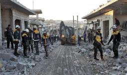 طواقم الدفاع المدني خلال تفقد مكان إحدى الغارات الجوية في إدلب مؤخراً