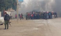 تصاعد الدخان في بلدة سفيرة تحتاني غرب محافظة دير الزور شرقي سوريا خلال حرق الإطارات من قبل المتظاهرين