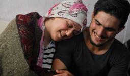 الشاب السوري محمود العثمان مع السيدة التركية التي أنقذها