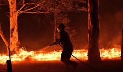 جندي أسترالي يقوم بإطفاء الحرائق