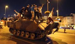 تصدي الأتراك لمحاولة الانقلاب في تركيا مؤخراً