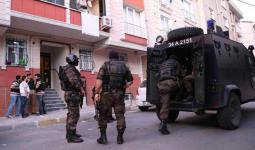 عناصر أمنية تركية خلال تنفيذ إحدى عمليات الاعتقال لمطلوبين