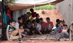 عائلة سورية تقطن خيمة في العراء عقب نزوحها من أماكن القتال