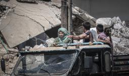 عائلة سورية خلال نزوحها بعد قصف النظام السوري منزلها مؤخراً