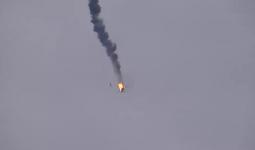 لحظات سقوط طائرة لنظام الأسد بعد استهدافها بصاروخ من قبل الثوار في سوريا