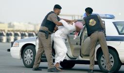 صورة رمزية لاعتقال السلطات الأمنية في السعودية أحد الأشخاص
