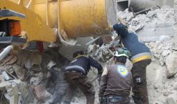 محاولات الدفاع المدني انتشال مصابين وشهداء جراء قصف طال منازل في إدلب