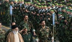 عناصر من الحرس الثوري الإيراني إلى جانب خامنئي