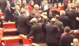 أثناء الشجار في البرلمان التركي
