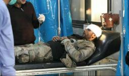 أحد عناصر ميليشيات الأسد خلال تلقيه العلاج بعد إصابته على يد الثوار في سوريا