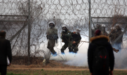الجيش اليوناني يطلق النار على اللاجئين