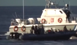 لحظة اعتداء القوات اليونانية على قارب للمهاجرين ومحاولة إغراقهم قبالة تركيا