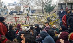 لاجئون خلال محاولتهم دخول اليونان عبر تركيا