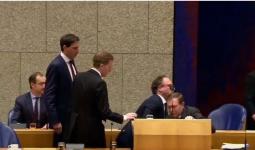 وزير الصحة الهولندي، برونو بروينس، أثناء مشاركته في جلسة عقدها مجلس النواب