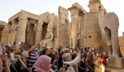 سياح في معبد الكرنك بمصر