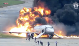 فيديو مروع للحظة هبوط طائرة ركاب روسية والنيران تلتهمها