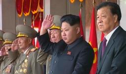 رئيس كوريا الشمالية خلال إحدى العروض العسكرية