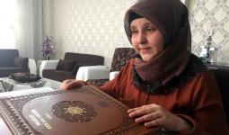 الطفلة التركية خلال إحدى جلسات التسميع