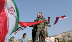 جندي بنظام الأسد يرفع علم إيران في سوريا.