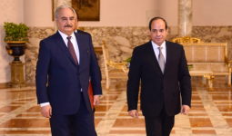السيسي خلال لقائه قائد الانقلاب في ليبيا خليفة حفتر