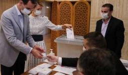 بشار الأسد وزوجته خلال التصويت في الانتخابات البرلمانية لنظامه