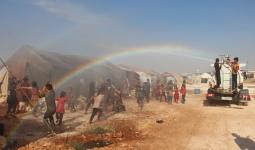 رش المياه في المخيمات شمالي سوريا