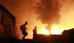 الحريق الذي اندلع في مخيم “موريا” المكتظ بطالبي اللجوء