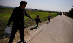 لاجئون سوريون يعبرون الحدود اليونانية من تركيا