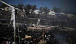 آثار الحريق الذي طال أكبر مخيم للاجئين في اليونان