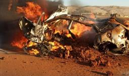 سيارة تحترق بعد استهدافها من طائرة مسيرة في ريف إدلب