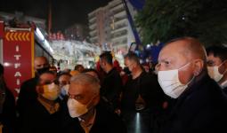 الرئيس أردوغان يتفقد مكان انهيار المباني في إزمير