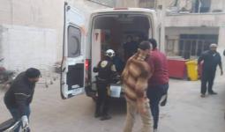 طواقم الدفاع المدني خلال نقل المصابين جراء انفجار إدلب