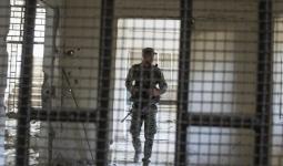 عنصر من قسد في أحد سجونها في سوريا