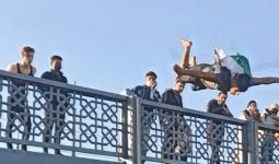 مراهقين سوريين يفزون من فوق جسر 