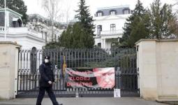 السفارة الروسية في براغ معلق على بوابتها لافتة معارضة للرئيس الروسي