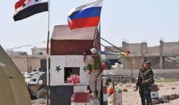 علم روسيا وسوريا في حاجز لنظام الأسد