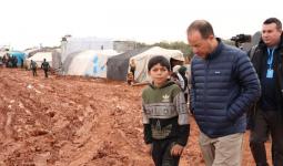 زاهر سحلول خلال تفقده مخيمات النازحين في سوريا