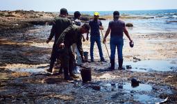 حكومة النظام تنظف ساحل بانياس بالاعتماد على طرق يدوية